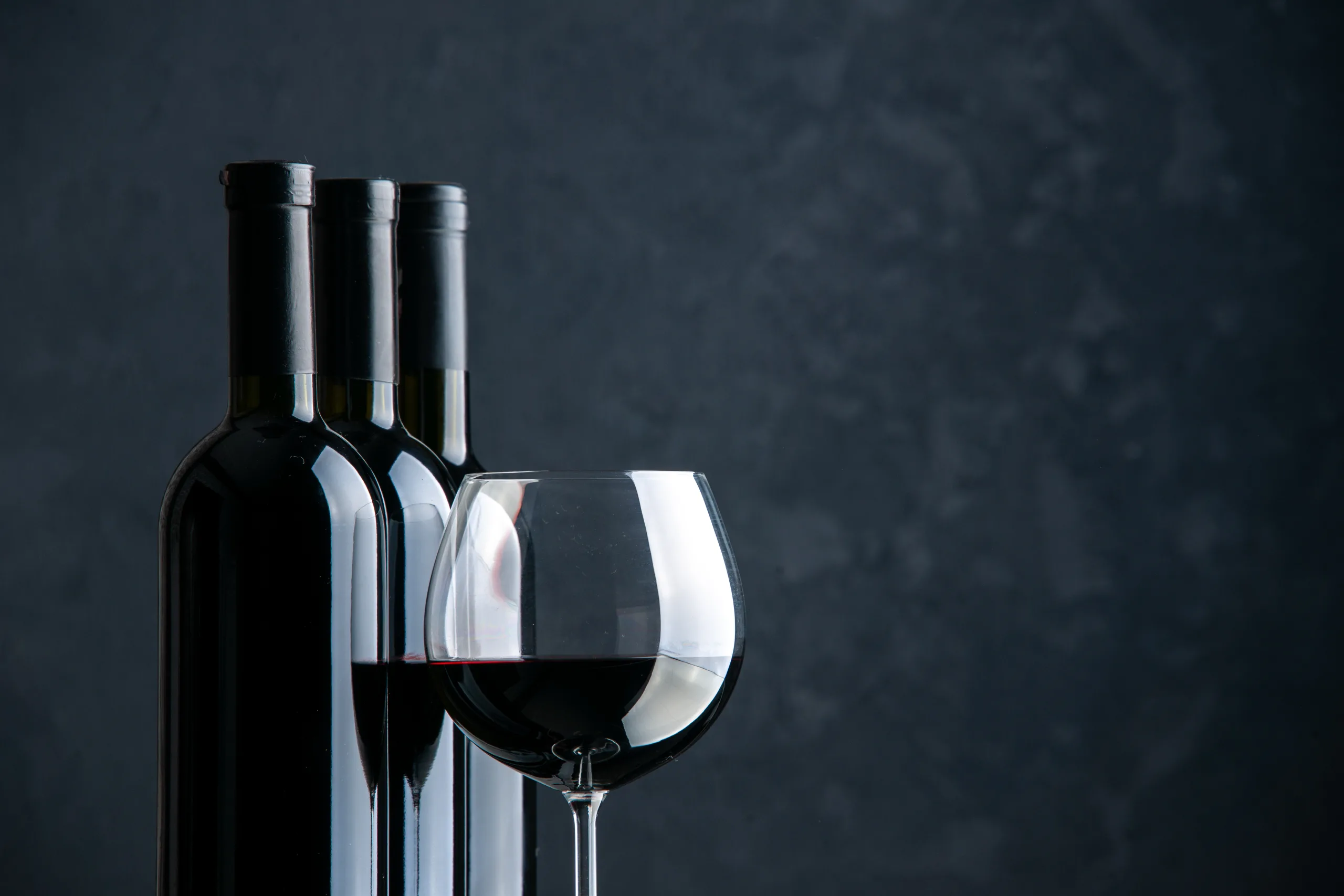 Exportaciones de vino embotellado finalizan el primer trimestre con montos similares al año anterior, pero con dinámicas muy diferentes entre los mercados de destino