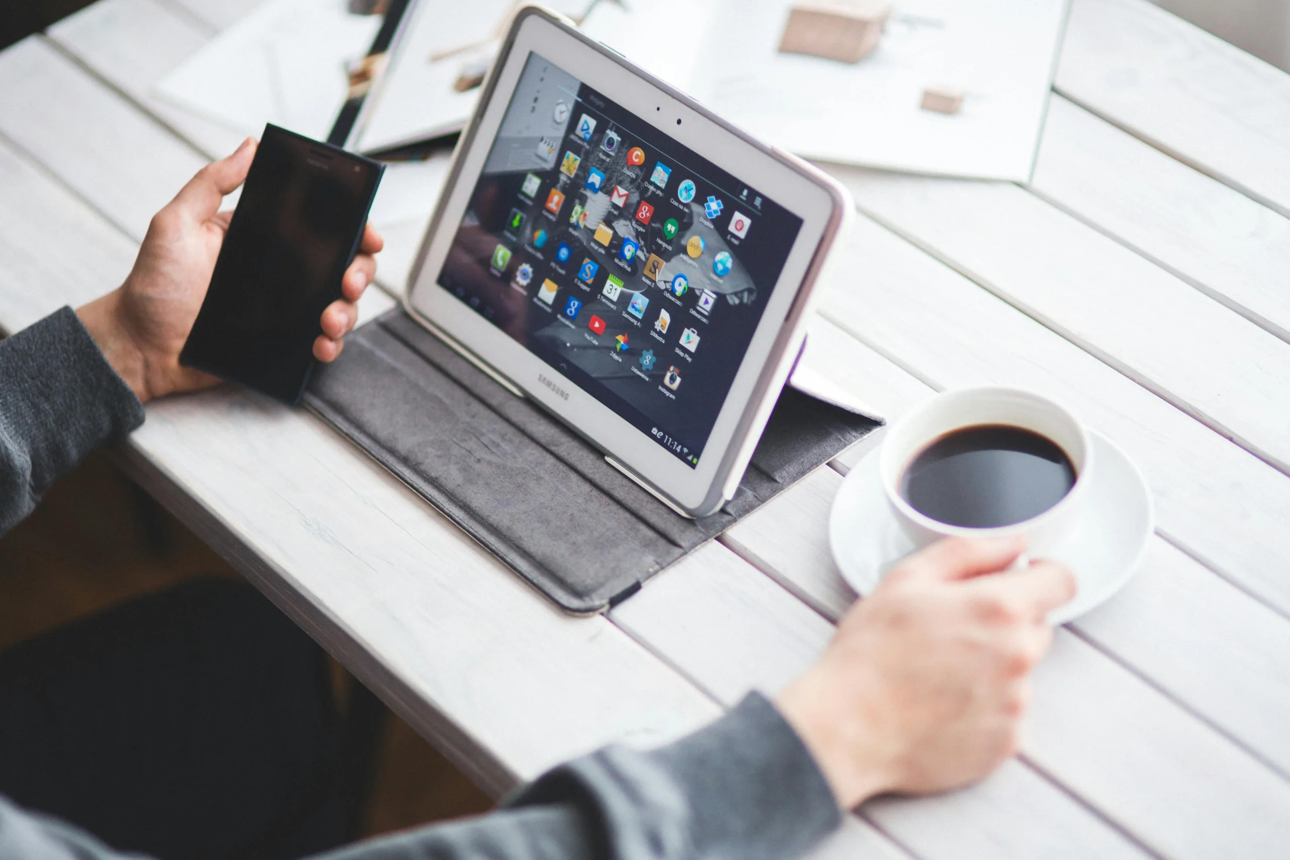 Consumo bajo presión: alimentos, tecnología y vivienda lideran la conversación digital sobre marcas en Chile