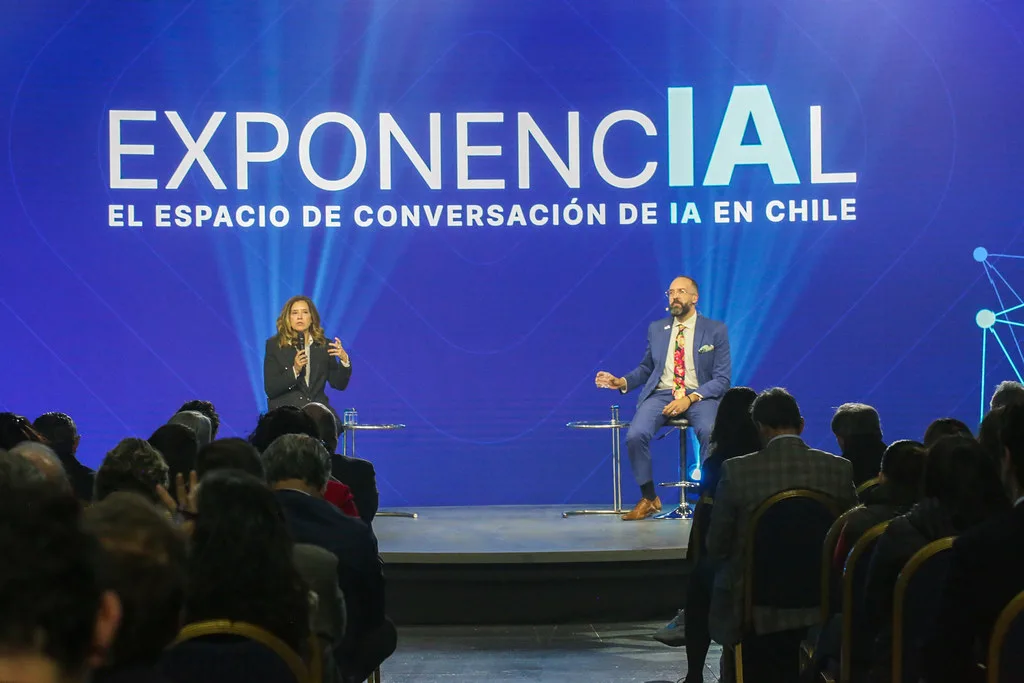 CENIA y TVN lanzan «Exponencial»: el espacio de conversación sobre Inteligencia Artificial de Chile