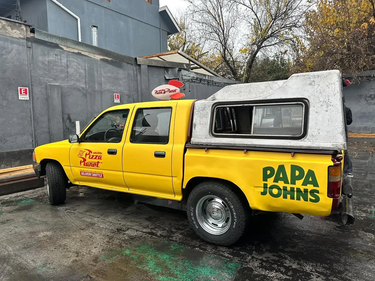 ¿La recuerdas? Papa Johns trae a Santiago la icónica camioneta de Toy Story con concursos y promociones para fanáticos