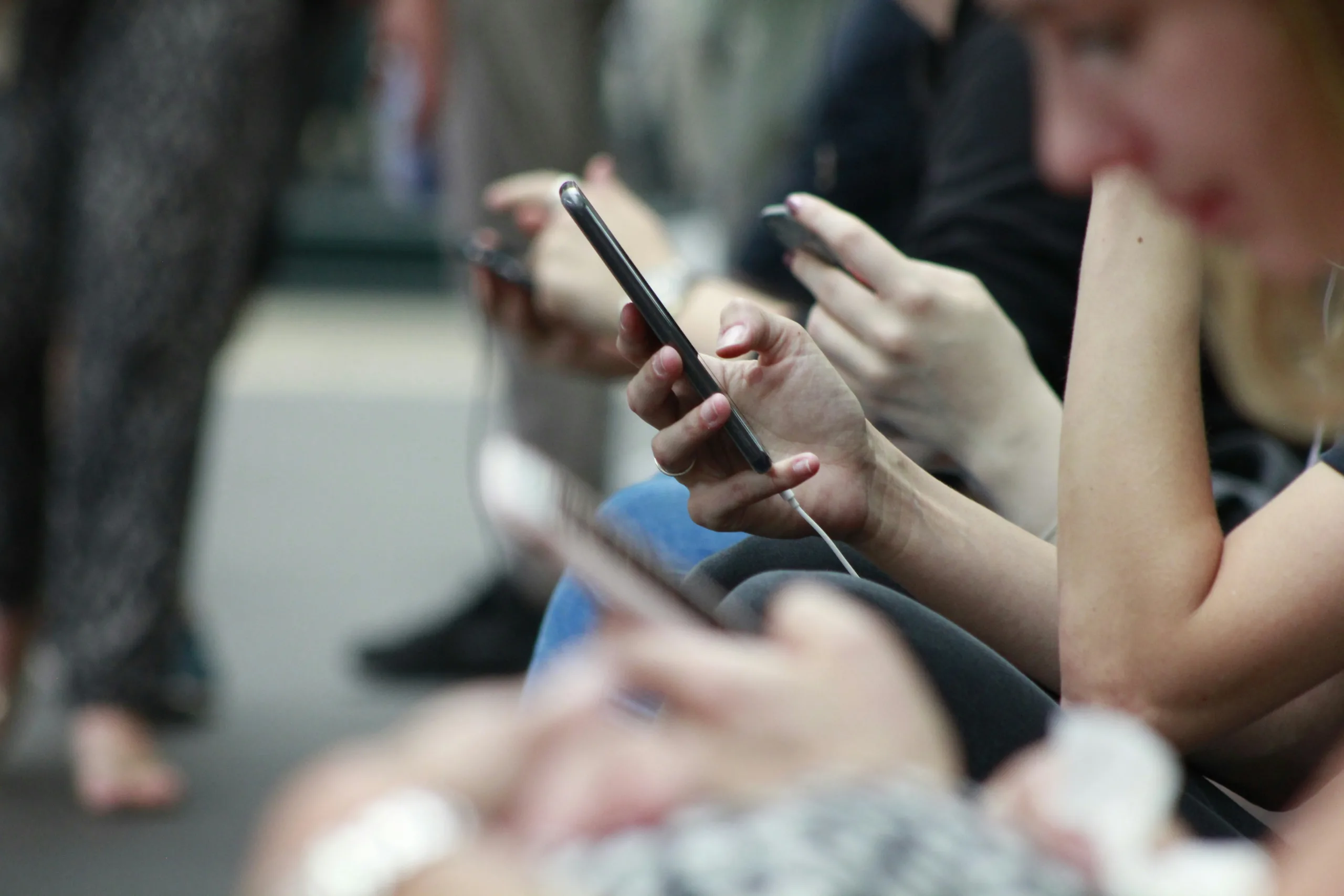 Día Mundial de las Redes Sociales: radiografía revela las emociones que dominan la conversación digital en Chile