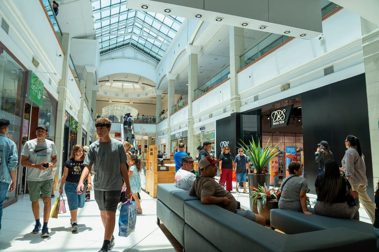 Mall Plaza es la marca de centros comerciales más valorada por los chilenos según resultados de Cadem