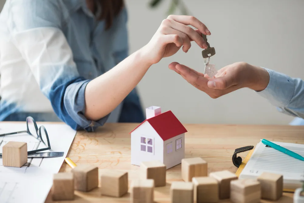 El 44% de los chilenos ahorra para cubrir imprevistos como enfermedad o desempleo y queda atrás el sueño de la casa propia