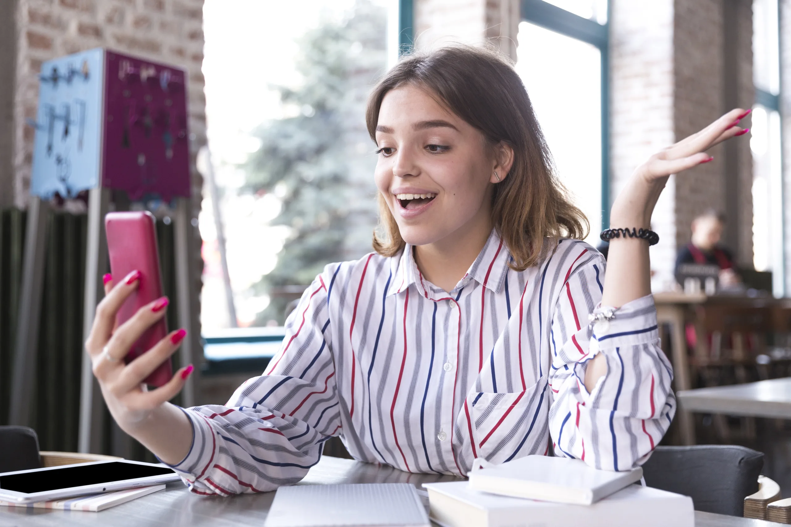 Redes sociales para negocios en Chile: TikTok lidera el alcance, pero no existe una plataforma única
