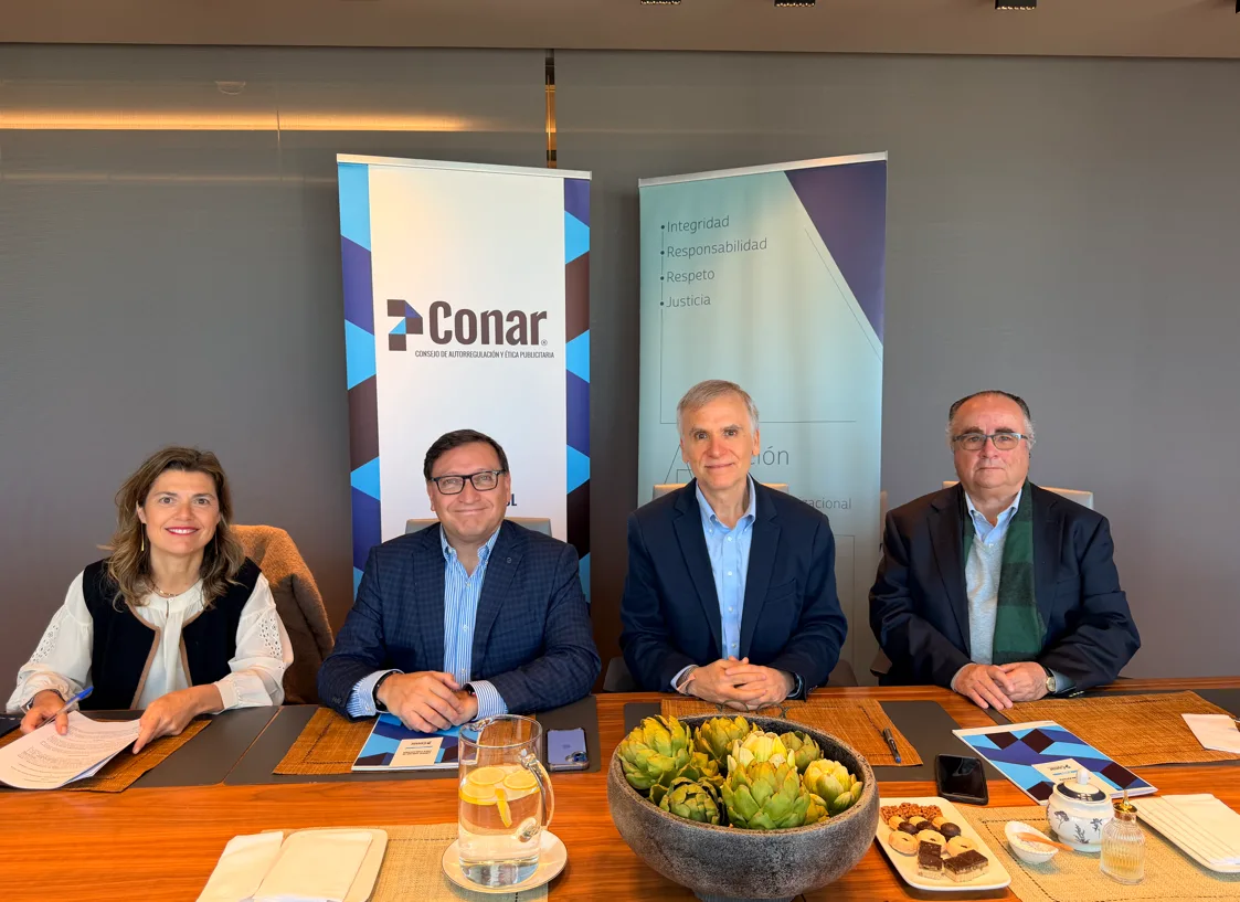 CONAR y AEEO firman convenio para fortalecer compromiso con la ética y autorregulación