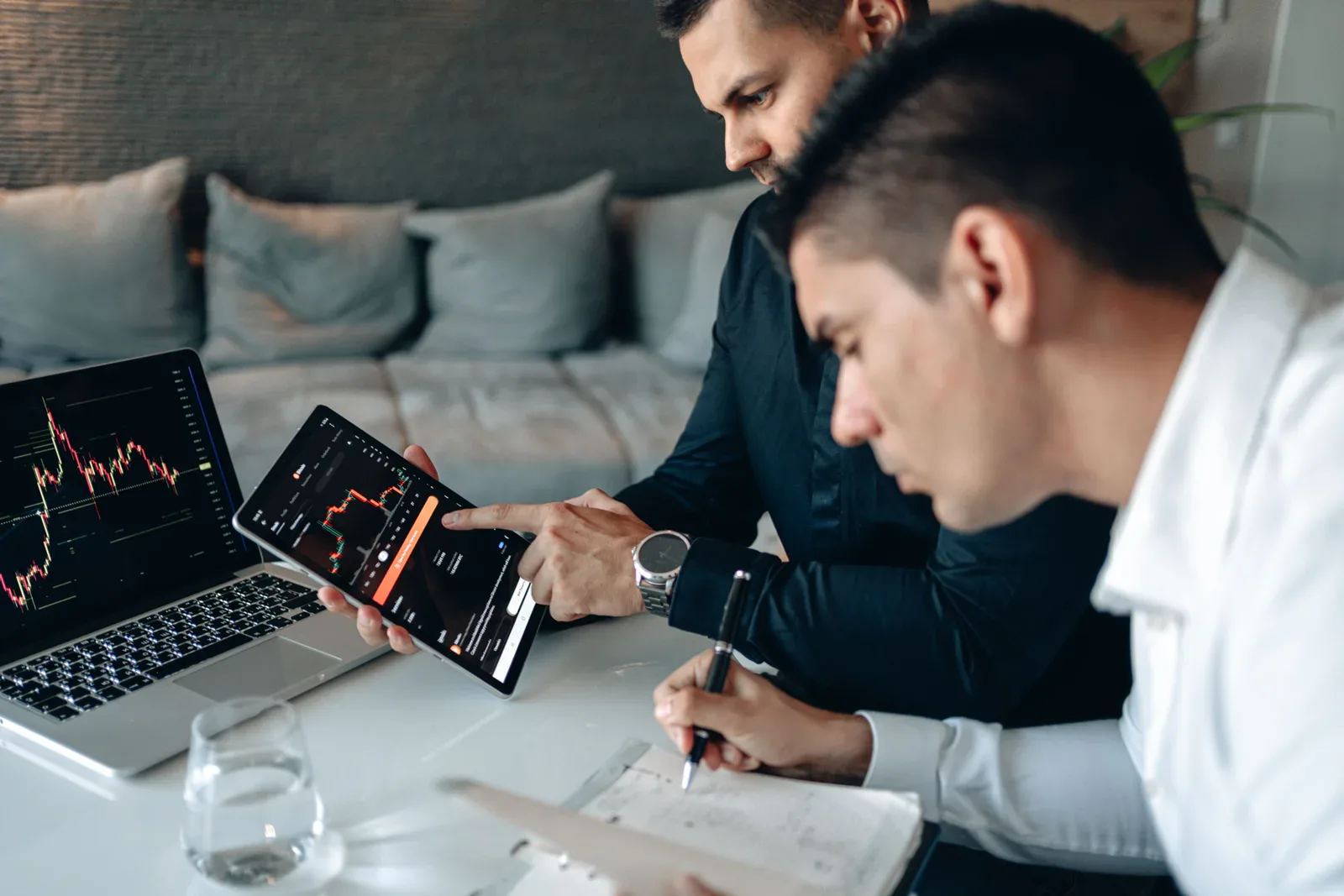 Opiniones sobran. Datos faltan: la nueva batalla del thought leadership