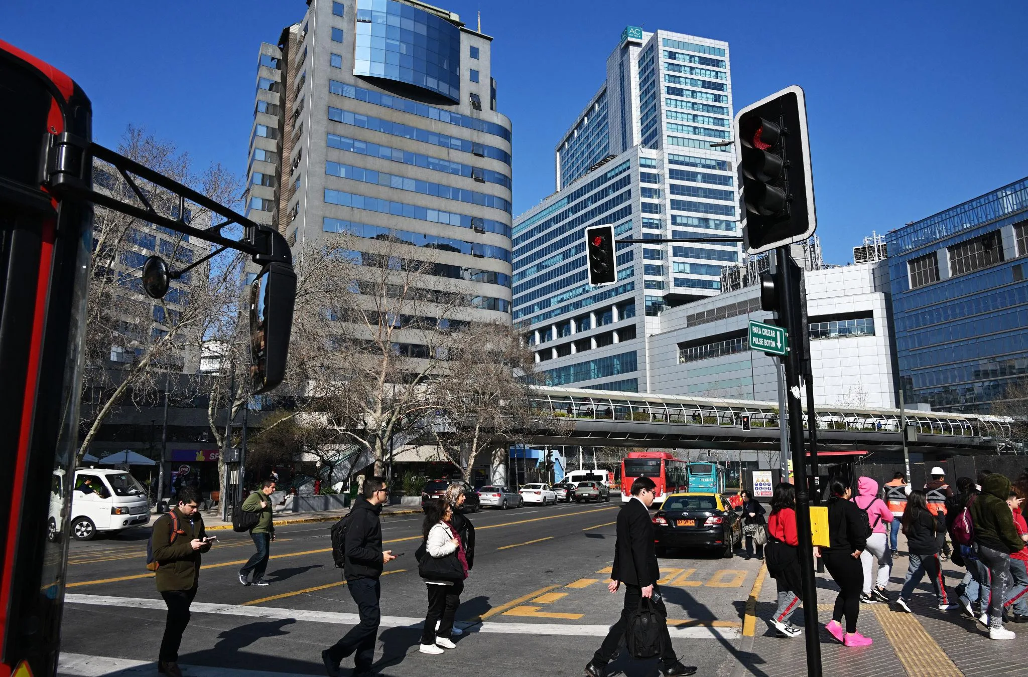 Empleo en Chile bajo presión: 68% ve más difícil encontrar trabajo y 72% dice que los salarios no alcanzan