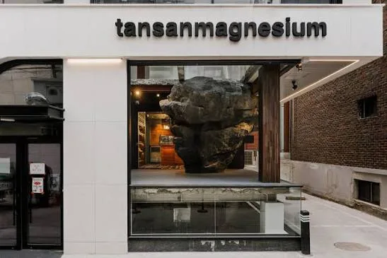 Retail experiencial: Una marca asiática pide que subas una roca para ingresar a la tienda en Seúl