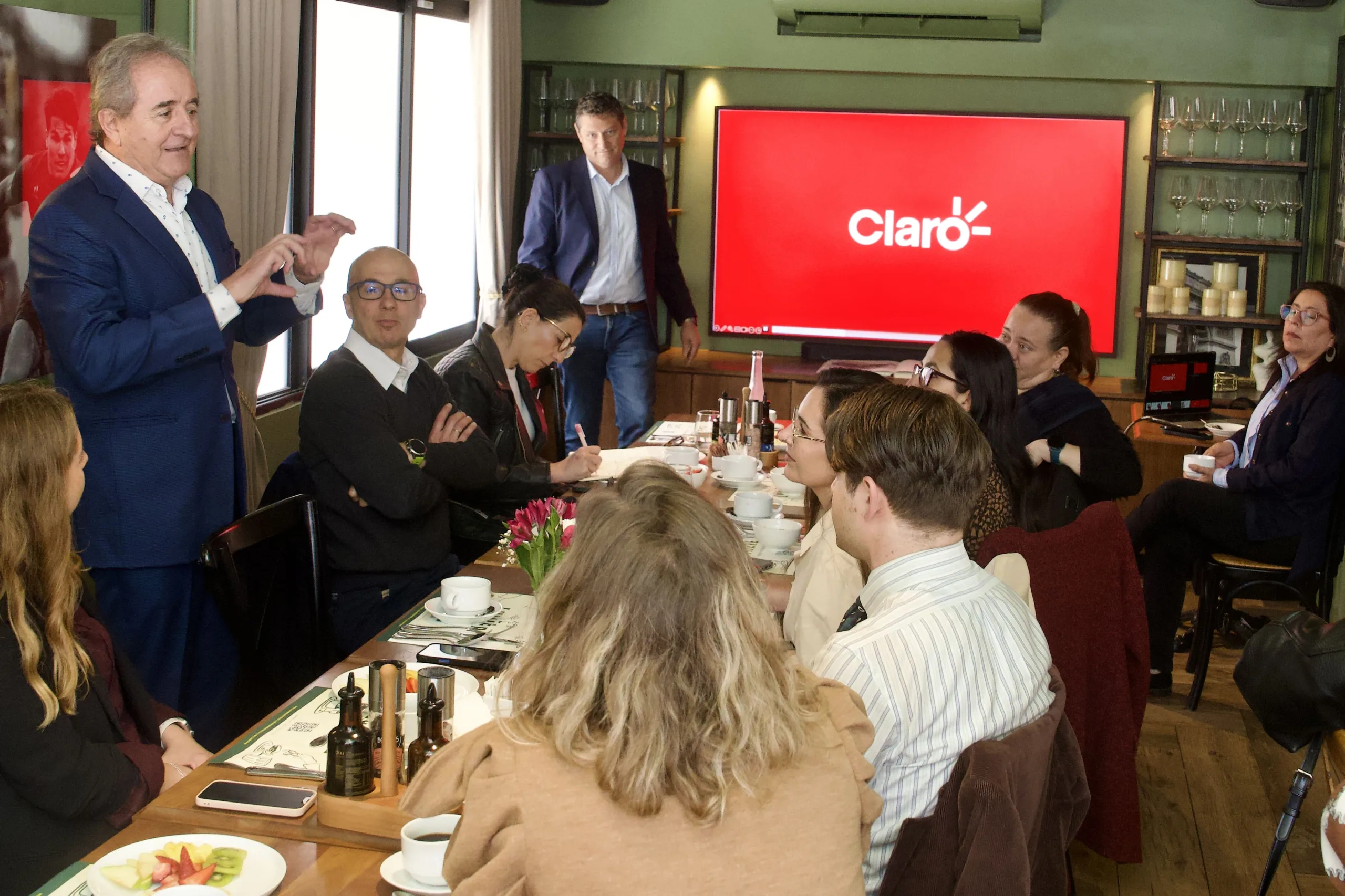 Claro estrena Silver TV: el primer canal diseñado para mayores de 60 años y que marca el regreso de grandes figuras de la TV